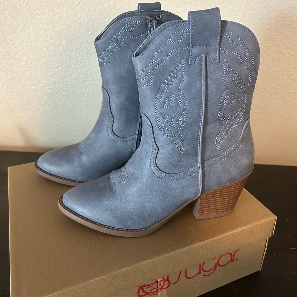 Sugar blue tonal boots size 8